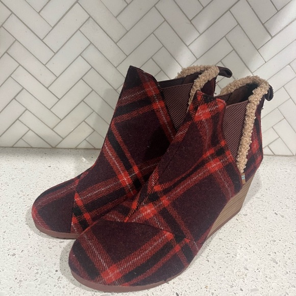 Toms Red Plaid Ankle Boots with Faux Fur - Picture 2 of 13